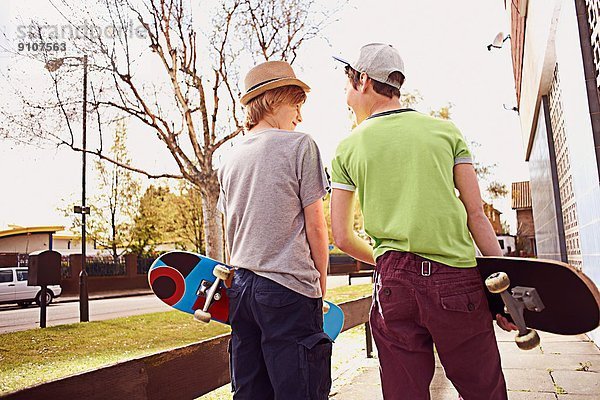 Jungen mit Skateboards