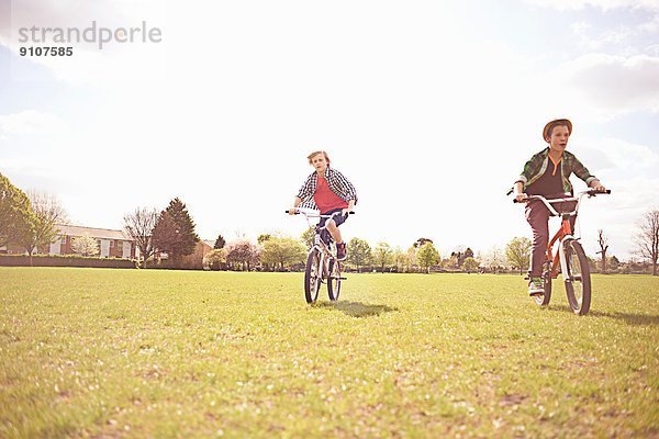 Jungen beim Radfahren auf dem Spielfeld