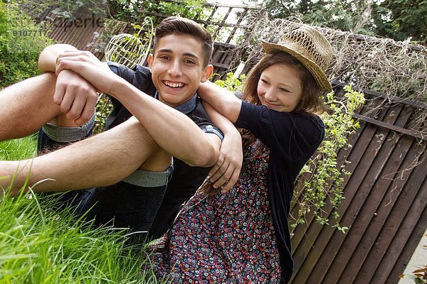 Teenager-Paar entspannt im Garten
