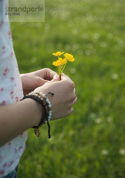 Junge Frau mit gelben Blumen  Nahaufnahme