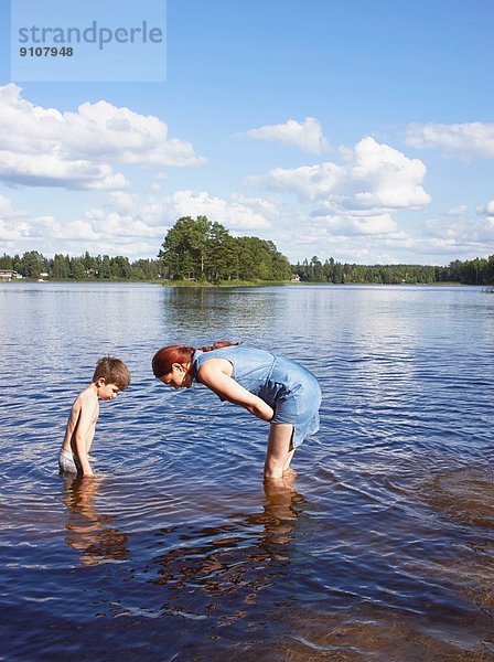 Mutter und Sohn bei der Suche im See  Gavle  Schweden
