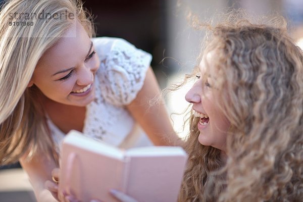 Zwei junge Freundinnen lachend