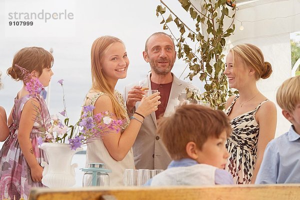 Braut mit Familie und Freunden bei der Hochzeitsfeier