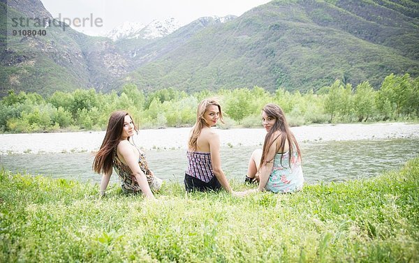Porträt von drei Freundinnen am Fluss Toce  Piemonte  Italien
