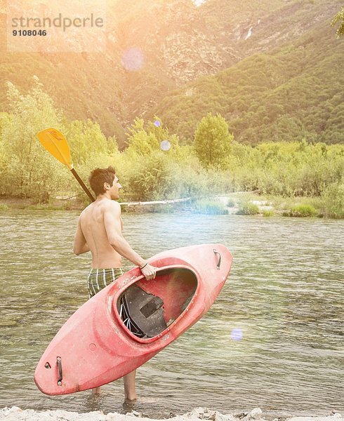Junger Mann mit Kanu am Fluss Toce  Piemonte  Italien