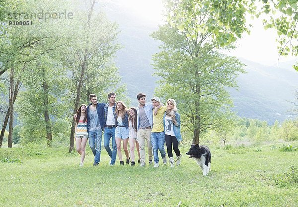Gruppe von acht jungen erwachsenen Freunden und ihrem Hund  Piemonte  Italien