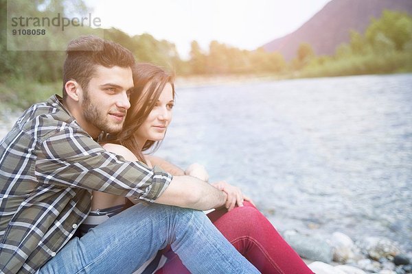 Junges Paar beim Blick auf das Flussufer von Toce  Piemonte  Italien