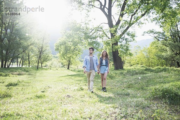 Junges Paar beim Spaziergang im Sonnenlicht  Piemont  Italien