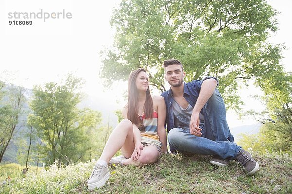 Porträt eines jungen Paares auf Gras  Piemonte  Italien