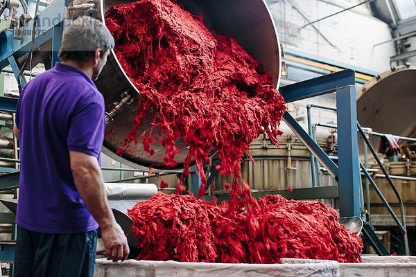 Fabrikarbeiter beim Färben von Wolle in der Wollmühle