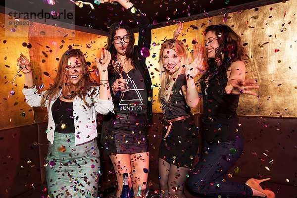 Vier Freundinnen beim Feiern im Nachtclub
