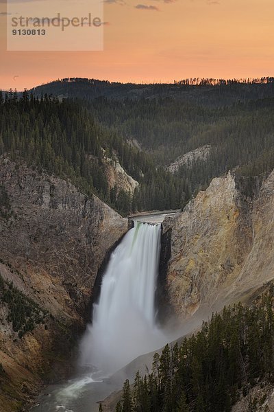Vereinigte Staaten von Amerika  USA  Ehrfurcht  Yellowstone Nationalpark  Schlucht  Lower Falls  Wyoming
