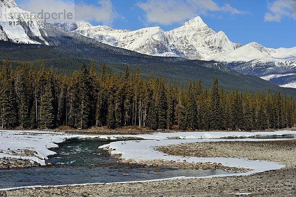 Berg  Winter  Felsen  Fluss  Zeit  vorwärts  Athabasca River  Jasper Nationalpark  Alberta  Kanada