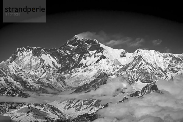Drehzahlmesser  Berg  Berggipfel  Gipfel  Spitze  Spitzen  Wolke  blasen  bläst  blasend  Mount Everest  Sagarmatha  rauchen  rauchend  raucht  qualm  qualmend  qualmt  Nepal