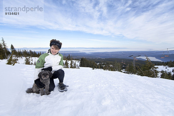 Frau  klein  Hund  verboten  Hochebene  Comox Valley  British Columbia  Kanada  Schneeschuhlaufen  Vancouver Island