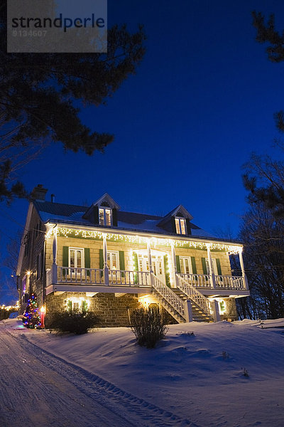 beleuchtet Lifestyle Wohnhaus Beleuchtung Licht Weihnachten Nachbarschaft kanadisch Kanada Abenddämmerung alt Quebec