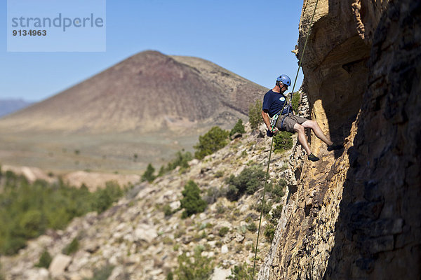 Felsbrocken  Mann  abseilen  klettern  Utah