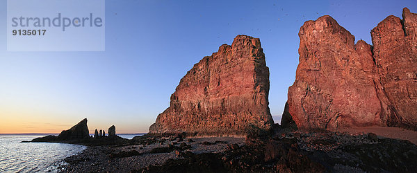niedrig  Felsbrocken  beleuchtet  Sonnenuntergang  Steilküste  Küste  Gezeiten  Anordnung  Trennung  vorwärts  Bucht