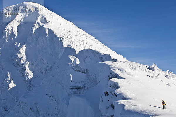 Berg  Snowboardfahrer  wandern  Urlaub  unbewohnte  entlegene Gegend