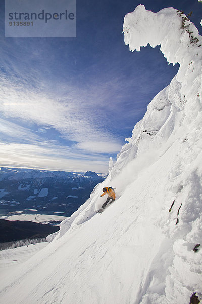 Berg  Snowboardfahrer  besprühen  Urlaub  Gesichtspuder  unbewohnte  entlegene Gegend  Splitboard  tief