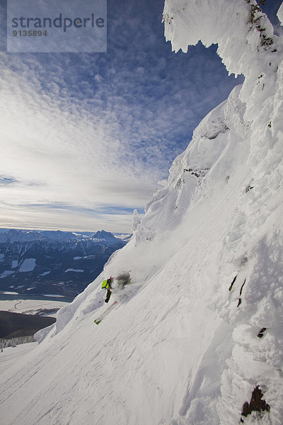 Berg  Skifahrer  drehen  besprühen  Urlaub  Gesichtspuder  unbewohnte  entlegene Gegend