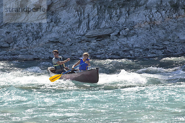 Menschlicher Vater  Fluss  Kanu  Paddel  Tochter  Kootenay Nationalpark  Kanada
