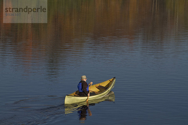 Mann  See  reifer Erwachsene  reife Erwachsene  Kanu  Paddel  Kanada  Muskoka  Ontario