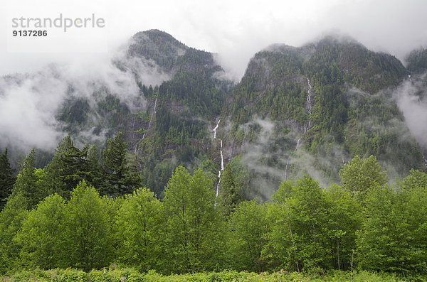 nahe  Berg  ankommen  Wasserfall  British Columbia  Kanada  Hoffnung