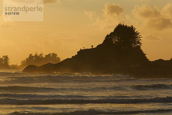 nahe  Felsbrocken  Mensch  Menschen  Strand  Sonnenuntergang  Insel  Geräusch  zeigen  UNESCO-Welterbe  Tofino  British Columbia  Bucht  British Columbia  Kanada  Vancouver