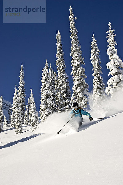 junge Frau  junge Frauen  Berg  Skisport  Urlaub  Gesichtspuder  Fernie  British Columbia  Kanada  tief