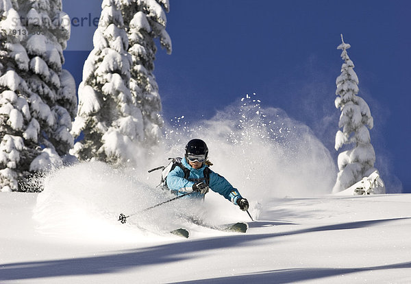 Frau  Berg  Skisport  Urlaub  Gesichtspuder  jung  Fernie  British Columbia  Kanada  tief