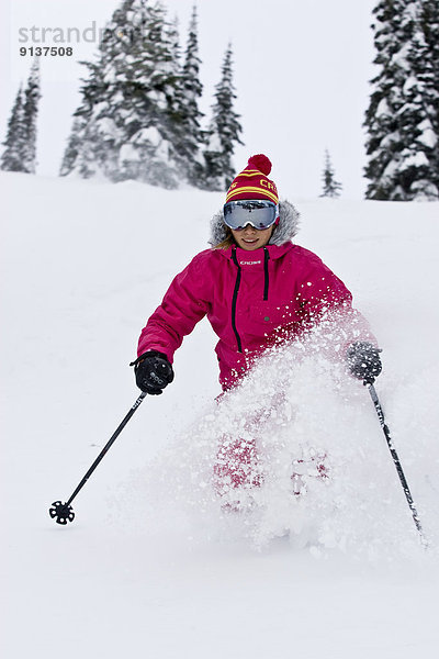 Frau  Frische  Berg  Skisport  Urlaub  Gesichtspuder  jung  Fernie  British Columbia  Kanada