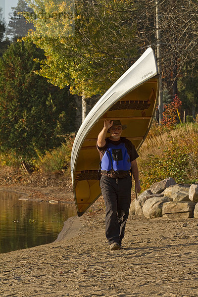 Wasser  Mann  tragen  reifer Erwachsene  reife Erwachsene  Kanu  Kanada  Muskoka  Ontario
