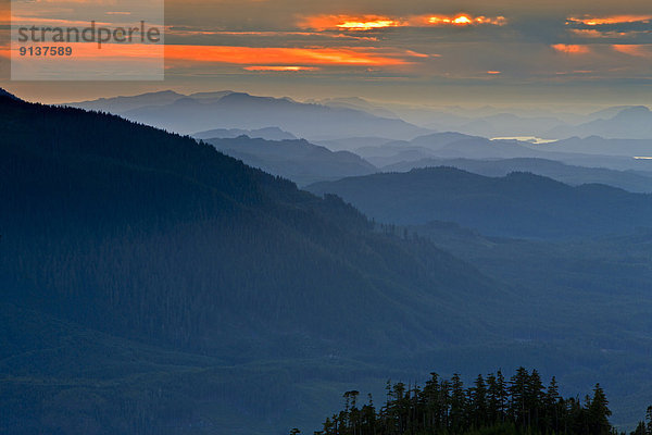 Landschaftlich schön  landschaftlich reizvoll  Berg  sehen  Sonnenuntergang  über  Insel  Ansicht  Luftbild  Fernsehantenne  British Columbia  Kanada