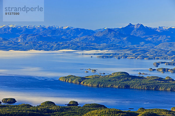 rollen  Berg  Steilküste  Küste  weiß  Nebel  Insel  Geräusch  Königin  britisch  British Columbia  Kanada  Fife  rechts  Meerenge