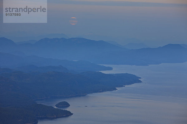 Berg  sehen  über  aufwärts  Küste  Mond  britisch  British Columbia  Kanada  Abenddämmerung  voll  Meerenge  Dämmerung