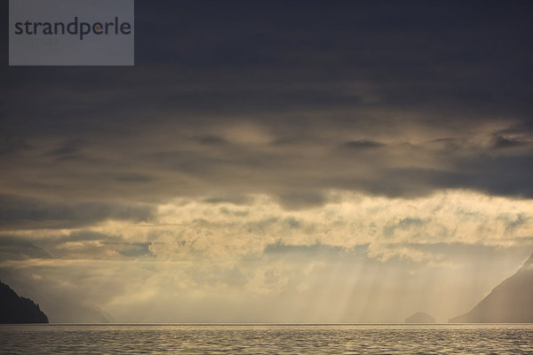 Tag  Wolke  Sonnenaufgang  dramatisch  Regen  Ritter  British Columbia  Kanada  Meeresarm