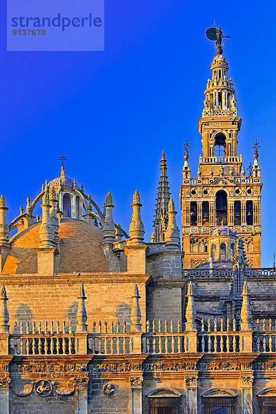 Europa Sonnenuntergang Kathedrale Stadtplatz Glocke Minarett Sevilla Spanien