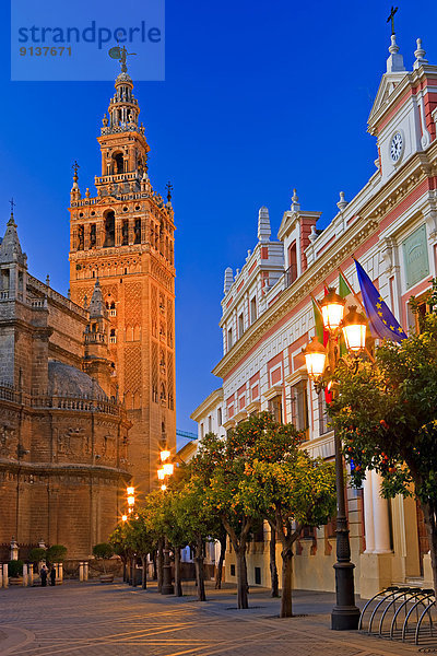Kathedrale Stadtplatz Glocke Abenddämmerung Minarett Sevilla