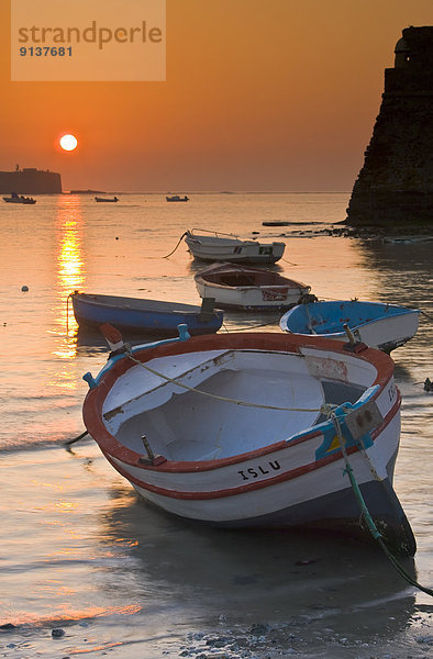 Sonnenuntergang klein Großstadt Boot Anker werfen ankern angeln Andalusien Cadiz Costa de la Luz