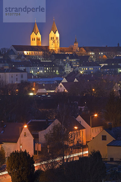 Dach beleuchtet Europa Großstadt Turm Kathedrale Beleuchtung Licht Bayern Glocke Abenddämmerung Deutschland