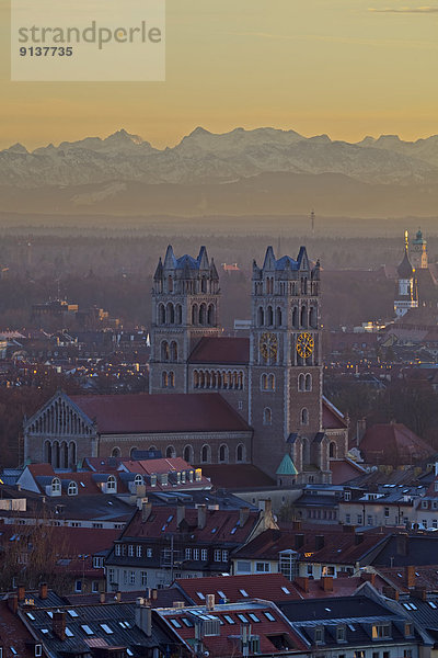 Europa Hintergrund Kirche Alpen Bayern bayerisch Deutschland München