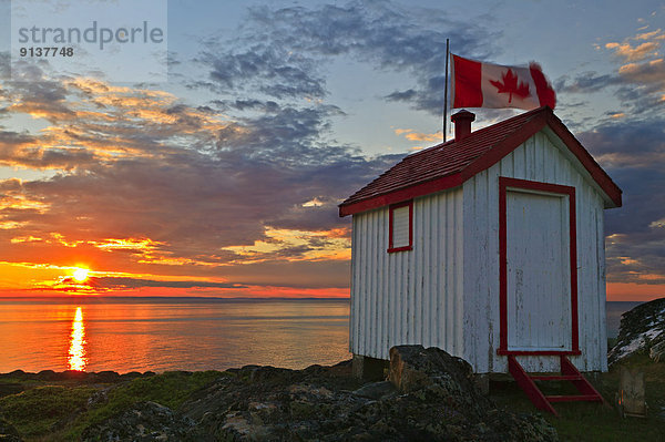 Landschaftlich schön landschaftlich reizvoll Sonnenuntergang Ignoranz Fahne Insel Entdeckung Natürlichkeit groß großes großer große großen Plumpsklo Neufundland Kanada kanadisch Meerenge
