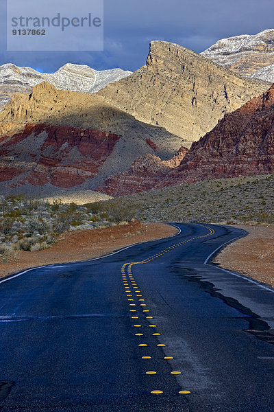 Vereinigte Staaten von Amerika  USA  nahe  Felsbrocken  führen  Berg  bedecken  Schutz  Fernverkehrsstraße  Nevada  rot  Zimmer  Schlucht  Schnee