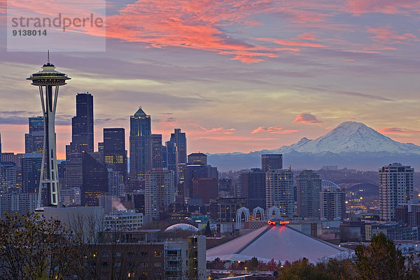 Vereinigte Staaten von Amerika  USA  Farbaufnahme  Farbe  Wolke  über  Sonnenaufgang  Großstadt  Wahrzeichen  Sehenswürdigkeit  Seattle  Washington State