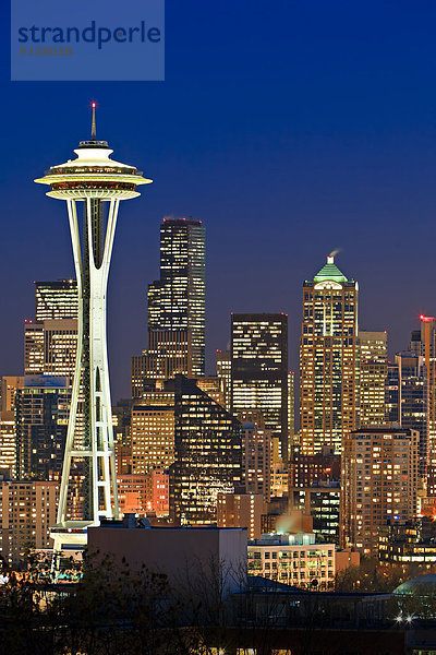 Vereinigte Staaten von Amerika  USA  Kälte  Skyline  Skylines  beleuchtet  Winter  Tag  Seattle  Dämmerung