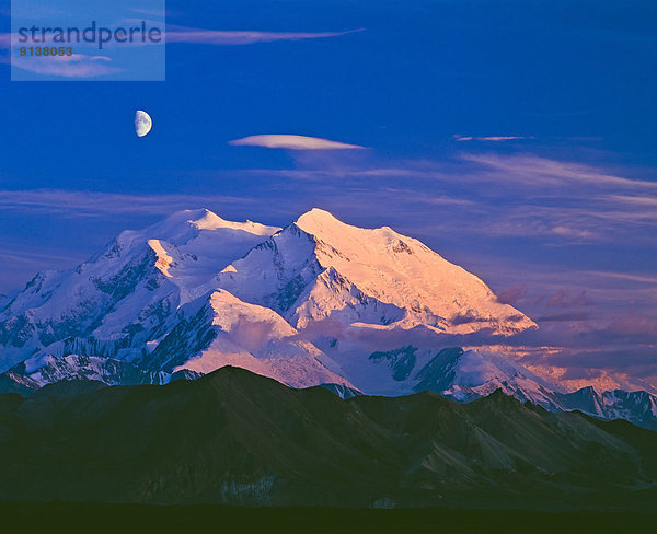 Vereinigte Staaten von Amerika  USA  Morgendämmerung  Mond  Berg  Denali Nationalpark  Mount McKinley  Alaska  Abenddämmerung  Hälfte  Dämmerung