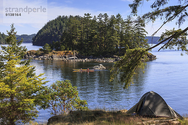 zwischen inmitten mitten Insel Paddel Kajakfahrer 2 British Columbia Kanada lesen