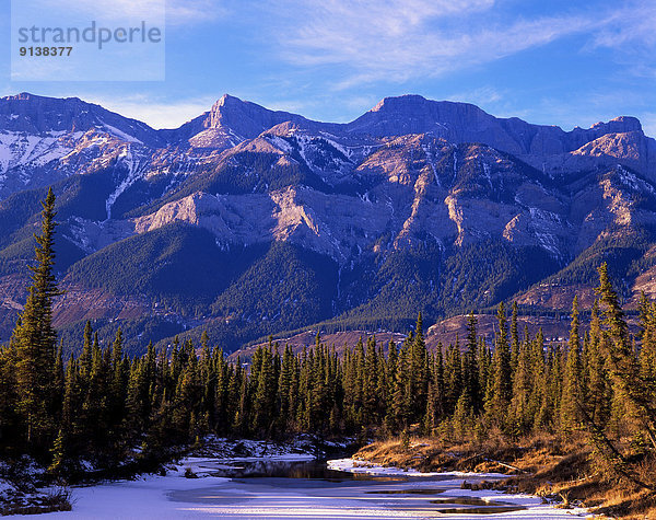 Landschaftlich schön  landschaftlich reizvoll  Berg  Winter  Felsen  klein  Nestbau  Jasper Nationalpark  Kanada  gefroren  Hälfte  Teich