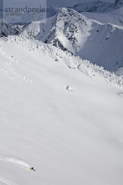 Snowboardfahrer  drehen  besprühen  unbewohnte  entlegene Gegend
